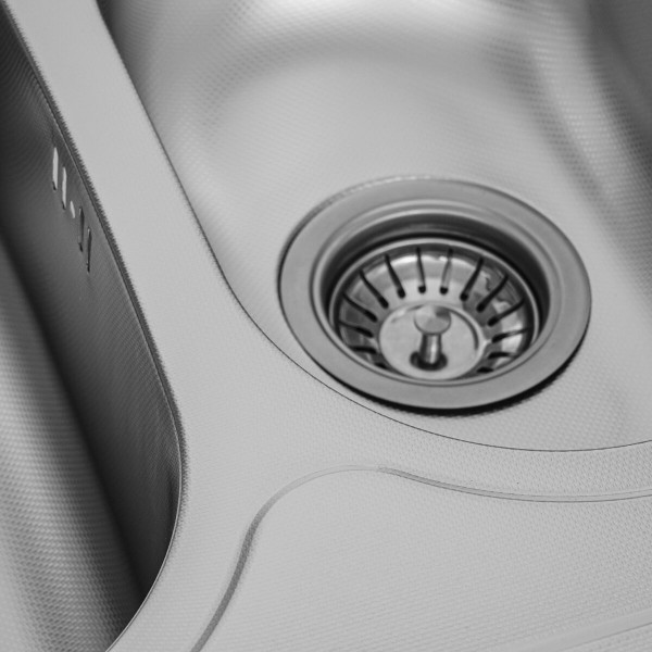 Кухонна мийка з нержавіючої сталі Platinum ДЕКОР 7050D (0,8/180 мм), R