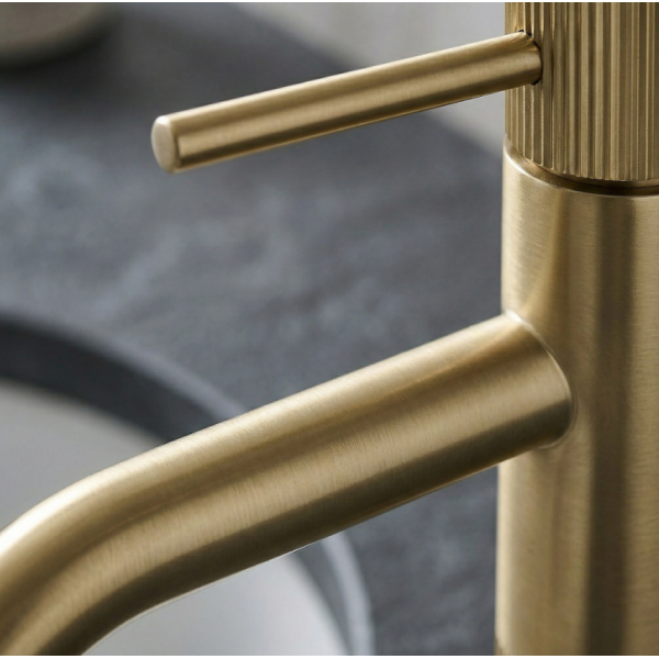 Смеситель для раковины REA LUNGO STRIPE BRUSHED GOLD низкий